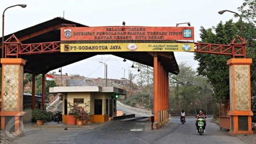 Entrance to the Integrated Waste Processing Site (TPST) Bantar Gebang, Bekasi