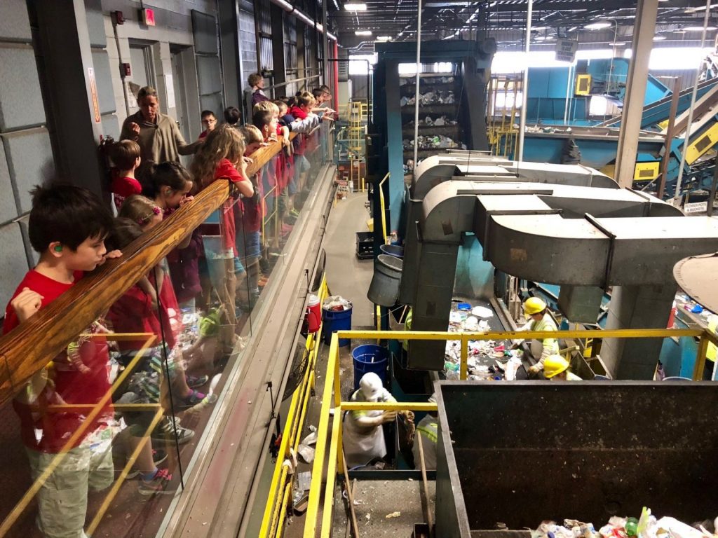Kunjungan ke pabrik dau rulang dapat menjadi pembelajaran yang efektif mengenai daur ulang. Sumber foto: http://ealingnewsextra.co.uk/features/no-need-to-waste-food-waste/