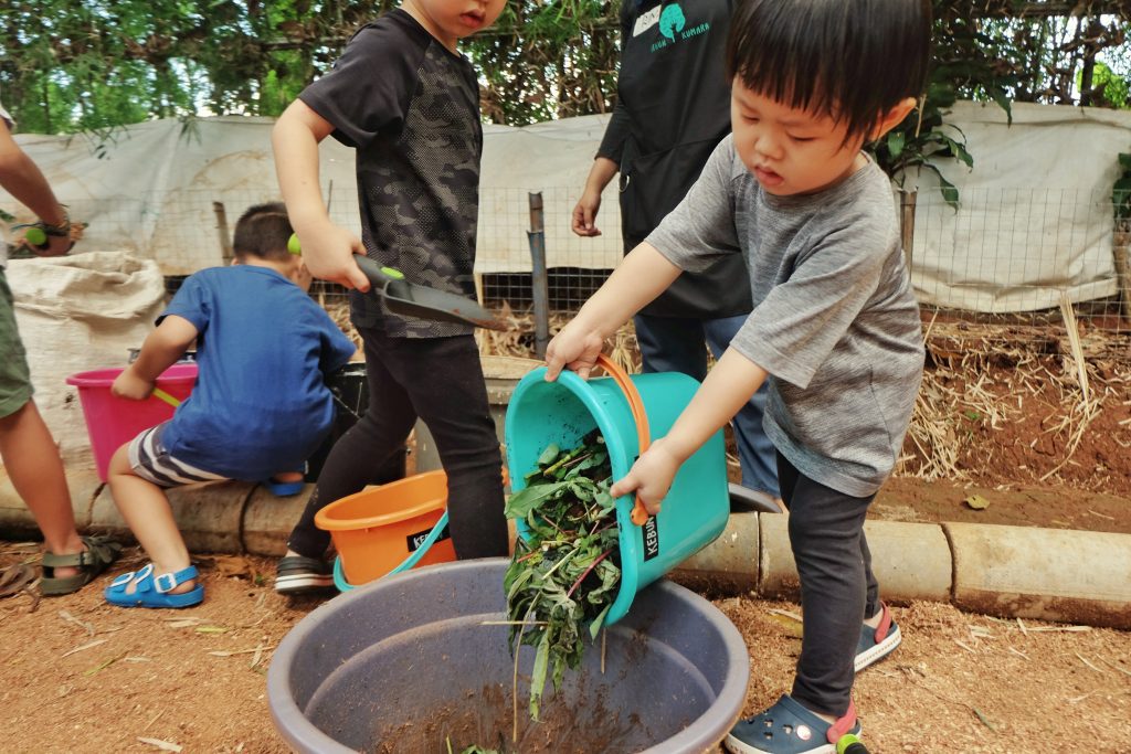 Kegiatan Kebun Kumara juga termasuk edukasi tentang kompos untuk anak-anak