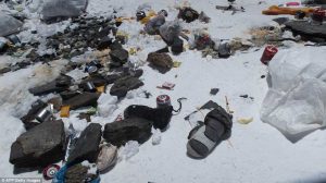 Contoh sampah yang berserakan di gunung Everest