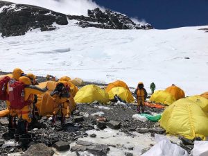 Tenda-tenda pendaki yang ditinggalkan di gunung Everest. Kredit foto: Dawa Steven Sherpa/Asian Trekking via AP