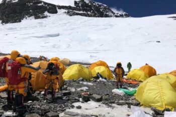 Tenda-tenda pendaki yang ditinggalkan di gunung Everest. Kredit foto: Dawa Steven Sherpa/Asian Trekking via AP