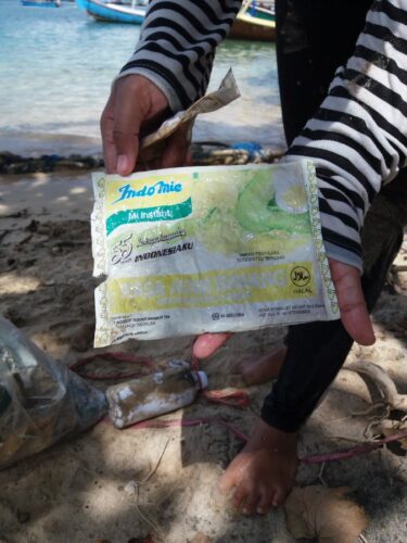 Foto kemasan Indomie berusia 19 tahun yang ditemukan di pantai Sendang Biru. Foto diambil dari akun Twitter @selfeeani
