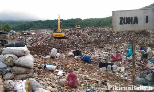 This is how the condition looks like in Sarimukti landfill, which is located in Cipatat, West Bandung district. Source: PikiranRakyat.com