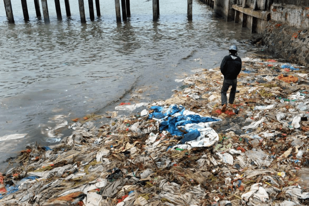 Sampah plastik di laut