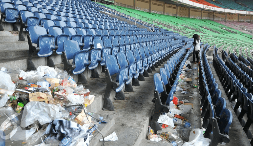sampah di stadion
